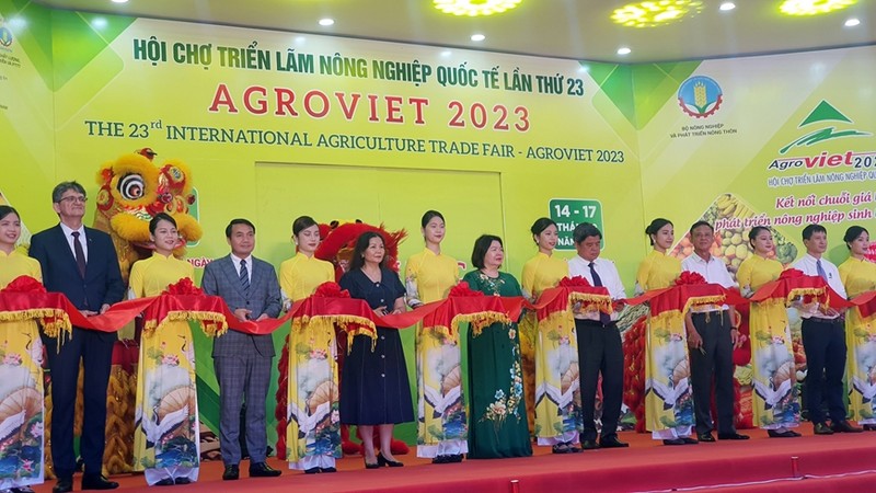 Representantes de agencias en la ceremonia de inauguración de AgroViet 2023. (Foto: qdnd.vn)