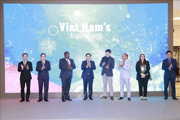 El presidente de la Asamblea Nacional, Vuong Dinh Hue, y los delegados realizaron la ceremonia de inauguración de la exposición. (Foto: VNA)
