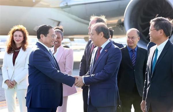 El embajador de Vietnam en Estados Unidos, Nguyen Quoc Dung, recibe en San Francisco al primer ministro Pham Minh Chinh. (Foto: VNA)