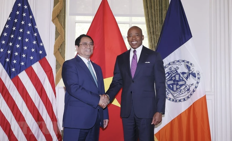 El primer ministro vietnamita, Pham Minh Chinh, y el alcalde de Nueva York, Eric Adams. (Foto: VNA)