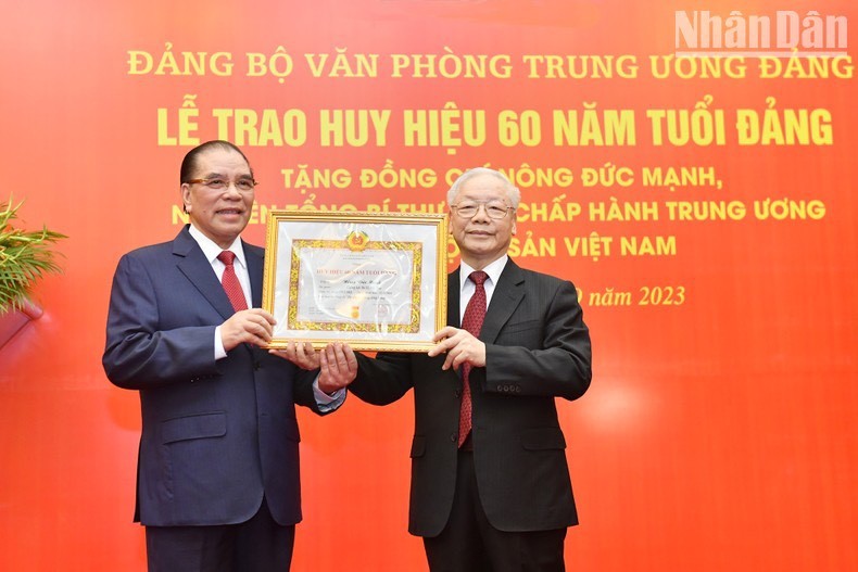 El secretario general del PCV, Nguyen Phu Trong, entrega a exsecretario general insignia por 60 años de membresía del PCV