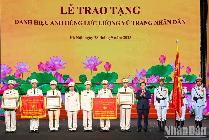 El presidente de la Asamblea Nacional, Vuong Dinh Hue, entrega el título de "Héroe de Fuerzas Armadas Populares" a colectivos e individuos destacados.
