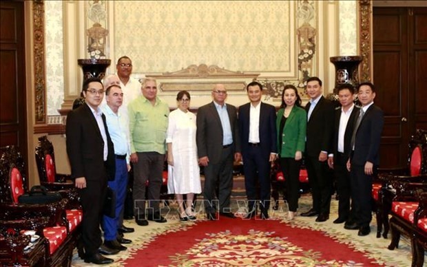 El vicepresidente del Comité Popular de Ciudad Ho Chi Minh Bui Xuan Cuong, y el ministro cubano de Construcción, Rene Antonio Mesa Villafana, y delegados de los dos países. (Foto: VNA)
