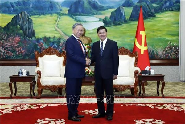El secretario general del Partido Popular Revolucionario (PPRL) y presidente de Laos, Thongloun Sisoulith, recibe al general To Lam (Foto: VNA)