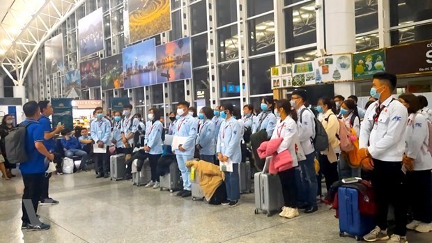 Trabajadores vietnamitas se preparan para viajar al extranjero. (Foto: VNA)