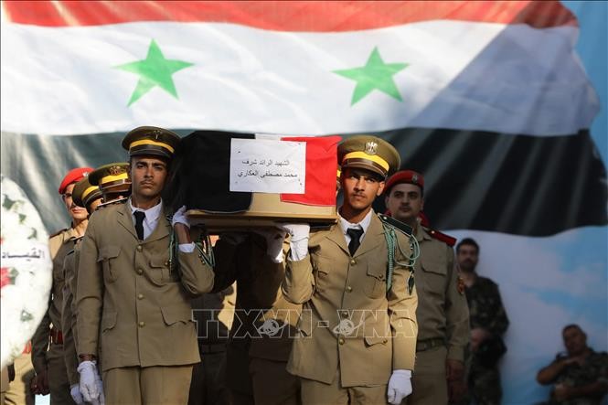 Ceremonia fúnebre de los soldados muertos en el ataque terrorista en Homs, Siria (Foto: AFP/VNA)