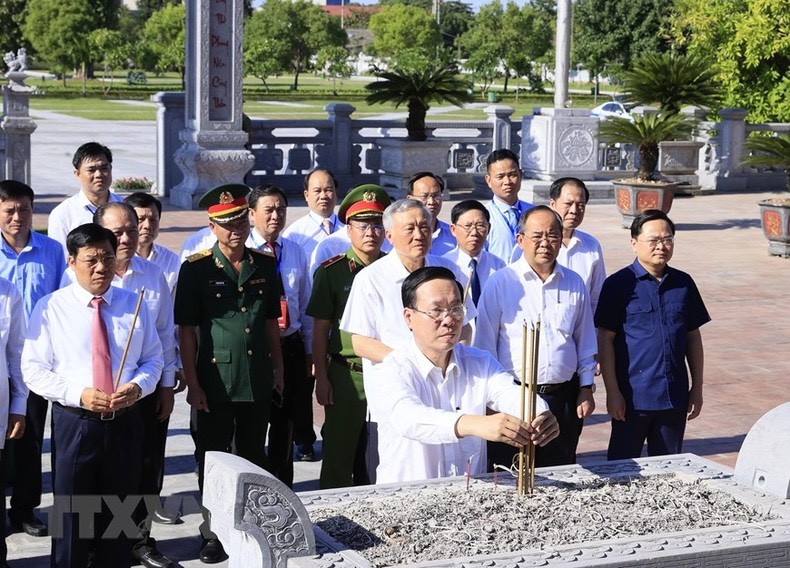 El presidente vietnamita, Vo Van Thuong, ofrece incienso en la reliquia nacional especial de la Victoria de Xuong Giang.