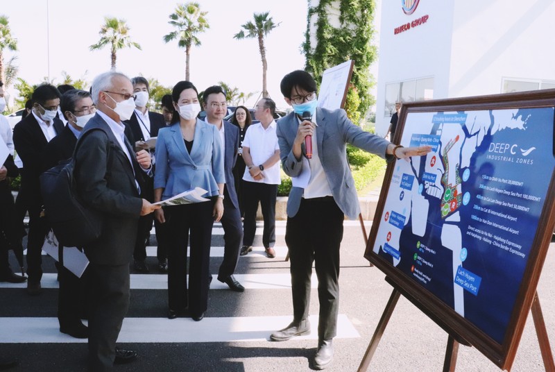 La delegación de la prefectura nipona de Hokkaido visita el Parque Industrial Nam Tien Phong en octubre de 2022 (Foto: baoquangninh.vn)