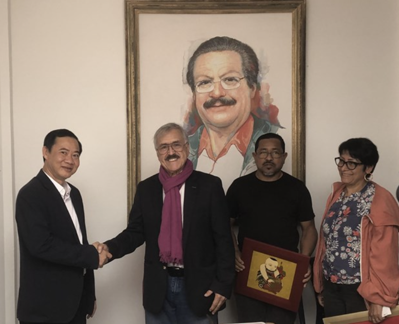 Nguyen Thai Hoc, subjefe de la Comisión Central de Asuntos Internos (izquierda), y Jaime Cayedo Turiago, presidente del Partido Comunista de Colombia (PCC) (segundo desde la izquierda). (Foto: VNA)