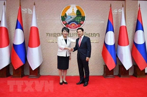 El viceprimer ministro y canciller de Laos, Saleumxay Kommasith, y la ministra de Asuntos Exteriores de Japón, Kamikawa Yoko. (Foto:VNA)