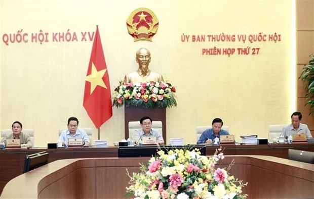El presidente de la Asamblea Nacional de Vietnam, Vuong Dinh Hue, habla en la reunión. (Foto: VNA)