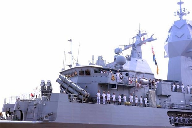 El buque de la Armada Real Australiana, HMAS Toowoomba, encabezado por el general de brigada Darin MacDonald y con 200 marineros a bordo, arriba a Vietnam. (Foto: VNA)