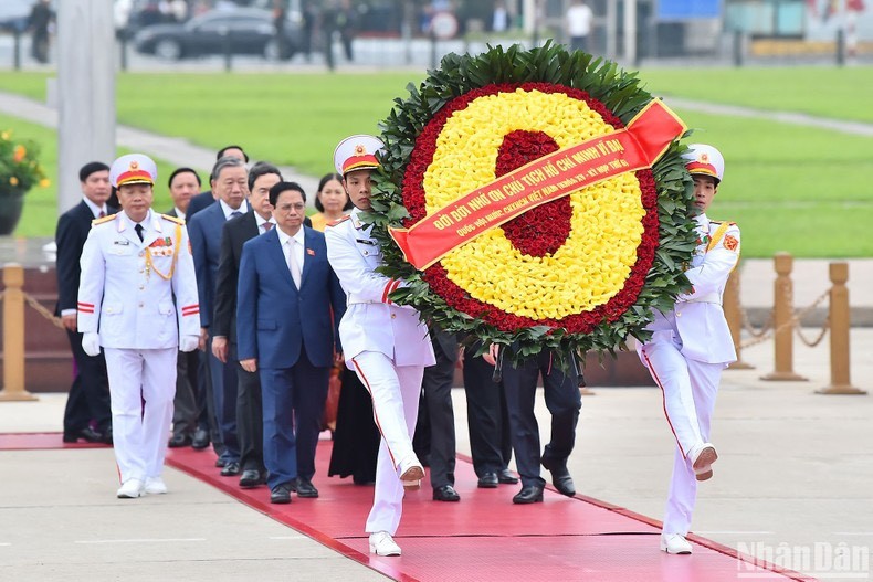 [Foto] Diputados vietnamitas rinden homenaje al Presidente Ho Chi Minh
