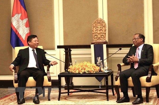 El embajador de Vietnam en Camboya, Nguyen Huy Tang, conversa con el segundo vicepresidente de la Asamblea Nacional de este país, Vong Sauth. (Foto: VNA)