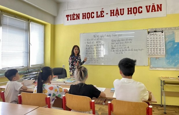 Una clase de la enseñanza del idioma vietnamita en el Centro (Foto:vov.vn)
