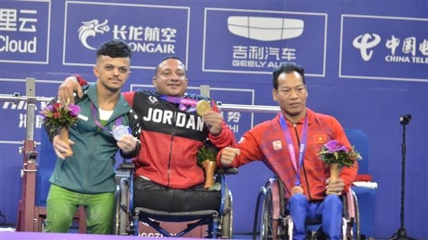 Los deportistas Al-Sudani Muslim (Izquierda), Omar Qarada (Centro) y Le Van Cong (Foto: VNA)