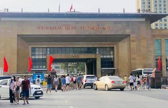 En la puerta fronteriza internacional de Mong Cai (Foto: sggp.org.vn)