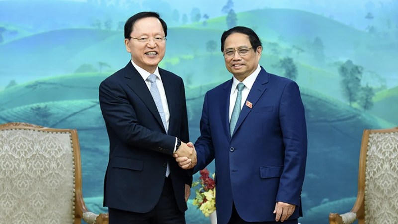 El primer ministro de Vietnam, Pham Minh Chinh, recibe a Park Hark Kyu, director financiero del Grupo surcoreano Samsung (Foto: Nhan Dan)