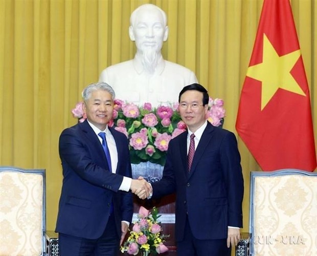 El presidente de Vietnam, Vo Van Thuong, recibe a Jadamba Enkhbayar, secretario del Consejo de Seguridad Nacional de Mongolia (Foto: VNA)