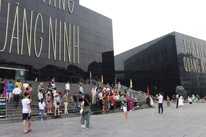 Turistas visitan el museo de Quang Ninh