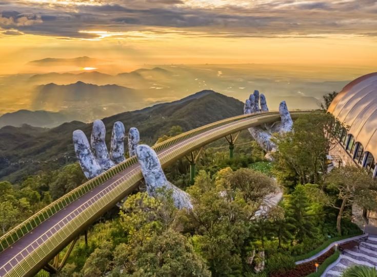 El Puente Dorado se encuentra en el conjunto turístico Sun World Ba Na Hills, en la central ciudad vietnamita de Da Nang (Foto: Shutterstock)