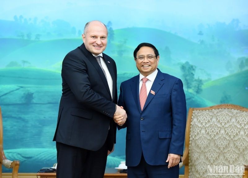 Minh Chinh recibe a Alexander Kurenkov, ministro de Situaciones de Emergencia de Rusia.