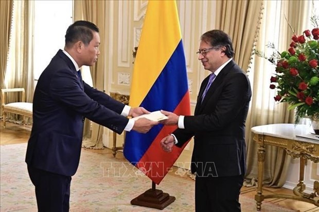El embajador de Vietnam en Venezuela y concurrente en Colombia, Vu Trung My, entrega sus cartas credenciales al presidente de Colombia, Gustavo Petro. (Foto: VNA)