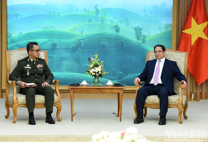 El primer ministro de Vietnam, Pham Minh Chinh, el viceprimer ministro y titular de Defensa del país vecino, general Tea Seiha. (Foto: Tran Hai)