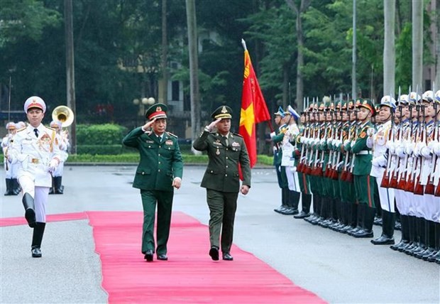 El general Phan Van Giang, ministro de Defensa de Vietnam, y el viceprimer ministro y titular de Defensa de Camboya, general Tea Seiha, pasan revista a la guardia de honor. (Foto: VNA)