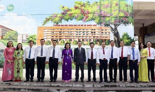 El presidente Vo Van Thuong y maestros de la Universidad (Foto:VNA)