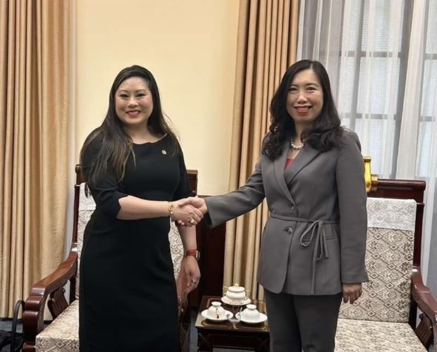 La viceministra de Relaciones Exteriores de Vietnam Le Thi Thu Hang (derecha), recibe a Caroline Pham, comisionada de la CFTC de Estados Unidos. (Foto: VNA)