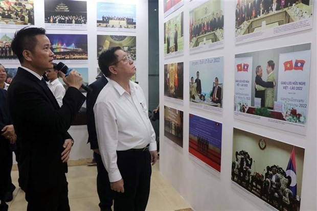 El secretario del Comité Central del Partido Comunista de Vietnam (PCV) y jefe de su Comisión de Comunicación y Educación, Nguyen Trong Nghia, visita la muestra (Foto:VNA)