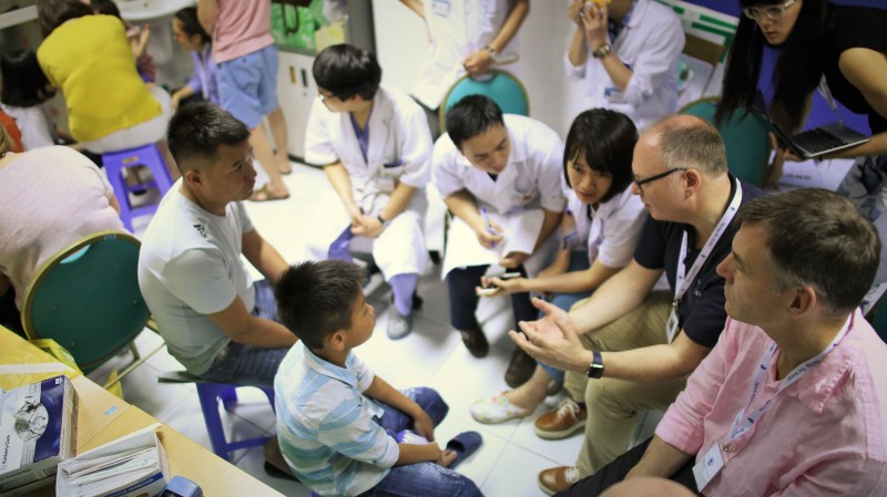Médicos de FTW examinan a pacientes pediátricos en el Hospital Viet Duc durante un viaje de trabajo en 2018. (Foto: FTW)