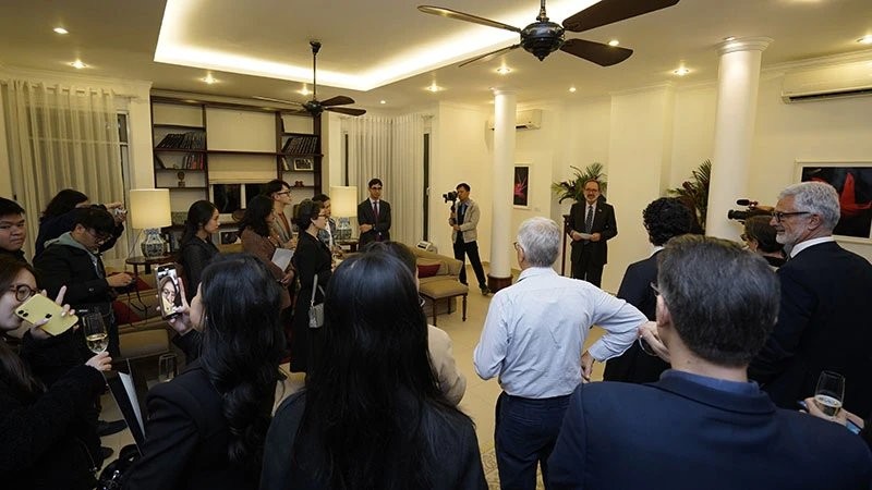 Embajador de Italia en Hanói, Marco della Seta, interviene en el acto 