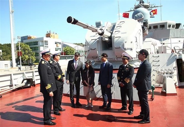 El cónsul general de Vietnam en Hong Kong, Pham Binh Dam (tercero, desde la derecha), se reúne con oficiales y marineros a bordo de la fragata 016-Quang Trung. (Foto: VNA)