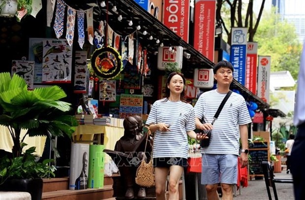 Turistas surcoreanos en la calle de libros en Ciudad Ho Chi Minh. (Foto: VNA)
