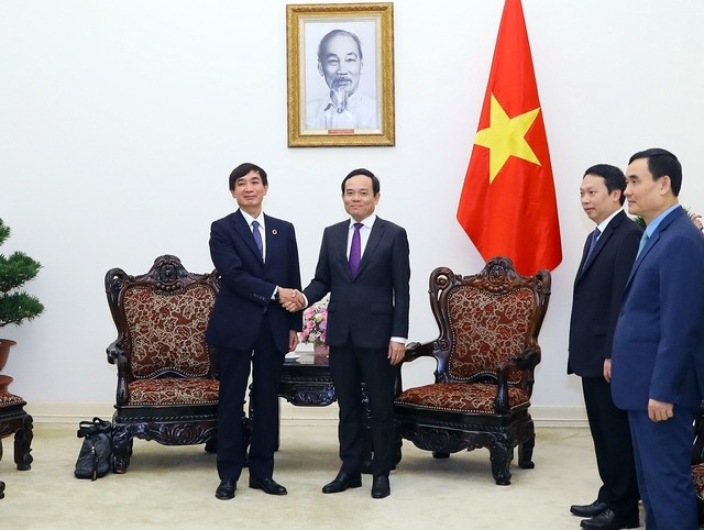 El viceprimer ministro vietnamita, Tran Luu Quang, recibe al director general de la Unión Postal Universal, Masahiko Metok. (Foto: baochinhphu.vn)