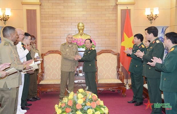 El coronel general Trinh Van Quyet recibe al general de Brigada Marcelo Pérez Pérez (Foto: qdnd.vn)