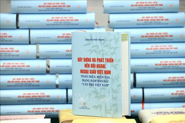 El libro sobre la construcción y el desarrollo de la diplomacia vietnamita integral, moderna y profundamente imbuida de la identidad del “bambú vietnamita” del secretario general del PCV, Nguyen Phu Trong. (Foto: VNA)