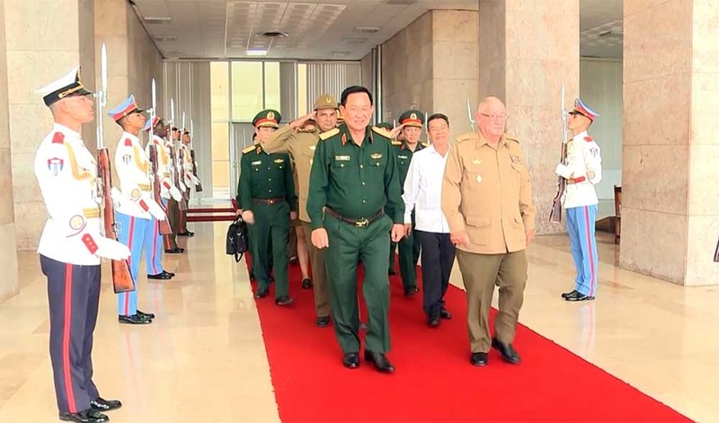 El coronel general Vo Minh Luong, viceministro de Defensa de Vietnam (I) y el general de Cuerpo de Ejército Álvaro López Miera, ministro cubano de las Fuerzas Armadas Revolucionarias (Foto: qdnd.vn)