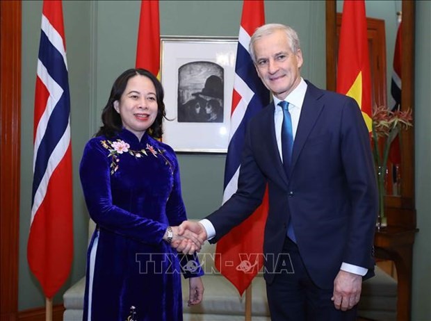 La vicepresidenta vietnamita, Vo Thi Anh Xuan, y el primer ministro noruego, Jonas Gahr Støre. (Foto: VNA)