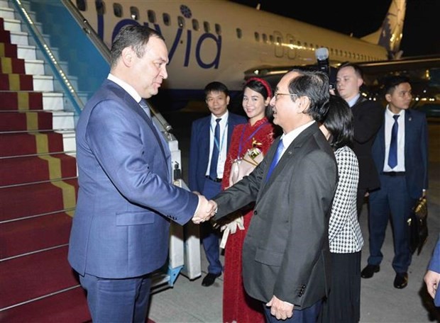 El primer ministro de Belarús, Roman Golovchenko, fue recibido en el aeropuerto internacional de Noi Bai por el ministro de Ciencia y Tecnología, Huynh Thanh Dat. (Foto: VNA)