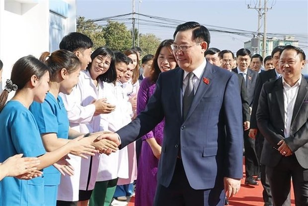 El presidente de la Asamblea Nacional de Vietnam, Vuong Dinh Hue, con el personal del Hospital internacional La Vie, en Vientián (Foto: VNA)