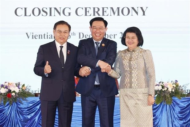 El presidente de la Asamblea Nacional de Vietnam, Vuong Dinh Hue, y sus homólogos de Laos, Saysomphone Phomvihane (izquierda), y de Camboya, Samdech Khuon Sudary (Foto: VNA)