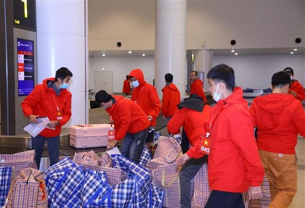 Ciudadanos vietnamitas recogen su equipaje en el aeropuerto internacional de Noi Bai, Hanoi. (Foto: VNA)