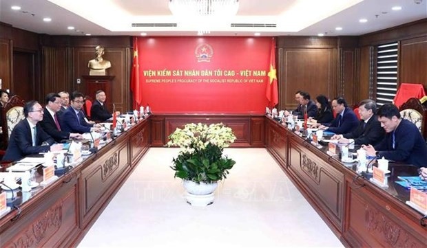 El jefe de la Fiscalía Popular Suprema de Vietnam, Le Minh Tri, sostiene un encuentro con su homólogo chino, Ying Yong. (Foto:VNA)