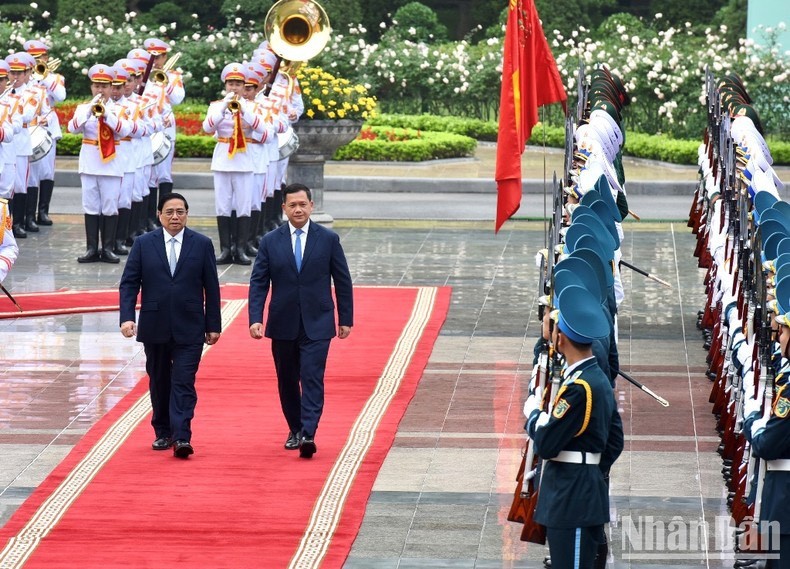 El primer ministro de Vietnam, Pham Minh Chinh, y su homólogo camboyano, Hun Manet, pasan revista a la guardia de honor. (Foto: Nhan Dan)