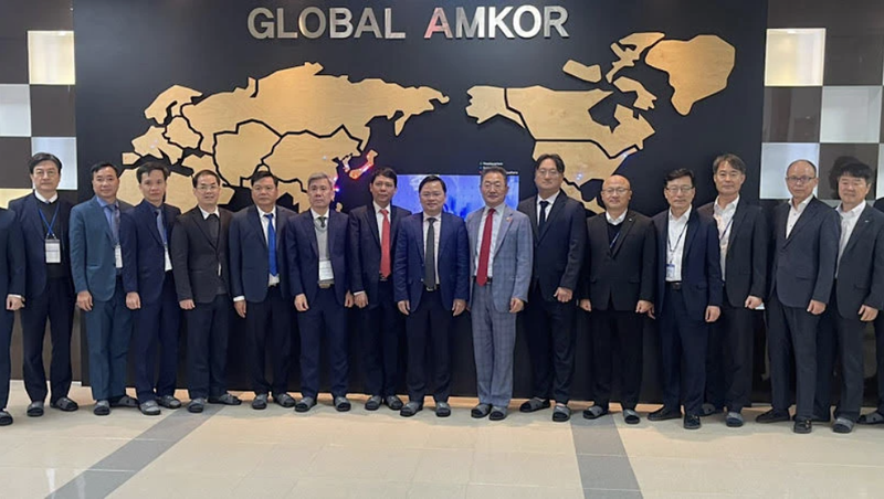 Una delegación de la norteña provincia vietnamita de Bac Ninh visita al grupo Amkor Technology en Corea del Sur.