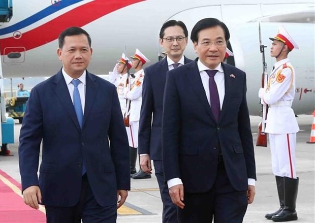 El primer ministro de Camboya, Samdech Hun Manet, fue recibido por el ministro Tran Van Son, jefe de la Oficina gubernamental. (Foto: VNA)