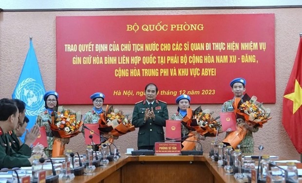 El coronel general Phung Si Tan entrega las decisiones a los oficiales (Foto: VNA) 